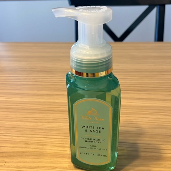 Bath & Body Works Gentle Foaming Hand Soap. White Tea & Sage. - Picture 2 of 3